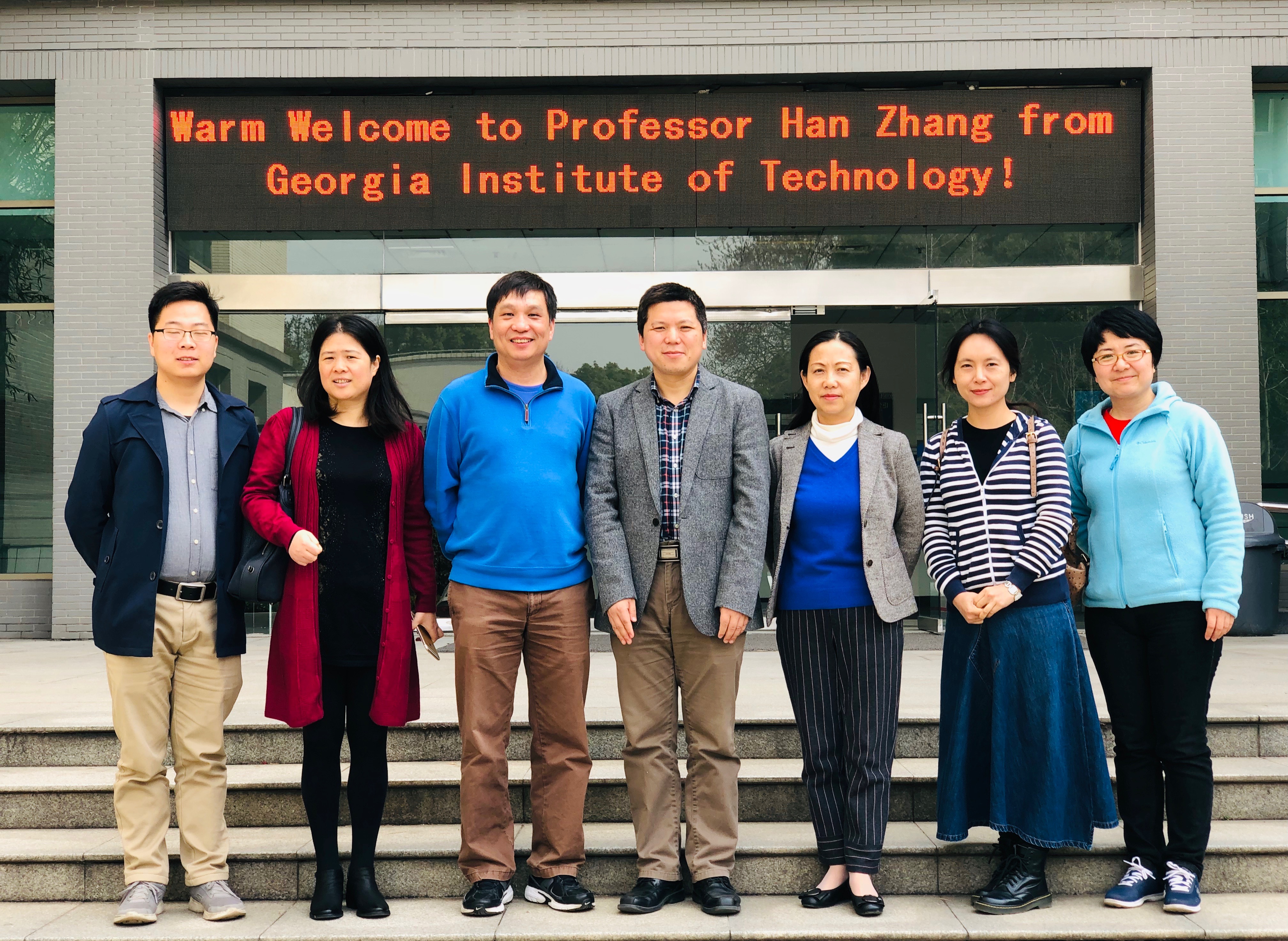 han zhang和系里老师合影.png